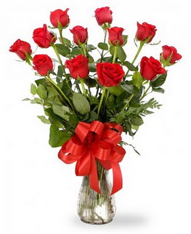  Düzce uluslararası çiçek gönderme  12 adet kırmızı güllerden vazo tanzimi
