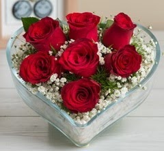 Kalp içerisinde 7 adet kırmızı gül  Düzce internetten çiçek siparişi 